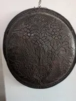 Grand plat persan en cuivre repoussé et polychrome, XIXe siècle