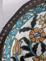 Grand plat persan en cuivre repoussé et polychrome, XIXe siècle