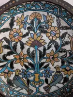 Grand plat persan en cuivre repoussé et polychrome, XIXe siècle