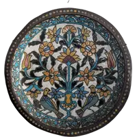 Grand plat persan en cuivre repoussé et polychrome, XIXe siècle