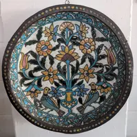 Grand plat persan en cuivre repoussé et polychrome, XIXe siècle