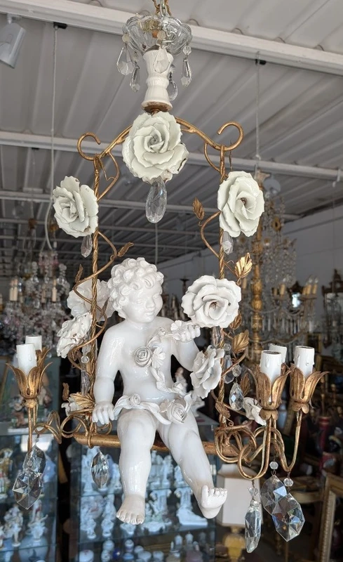 Lustre à 6 lumières avec putto en porcelaine, cristaux et roses – Années 50