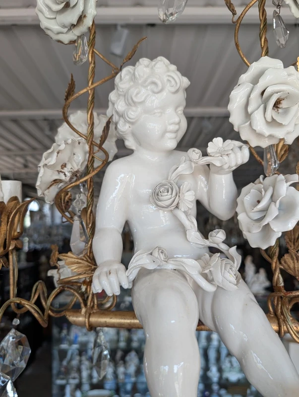 Lustre à 6 lumières avec putto en porcelaine, cristaux et roses – Années 50