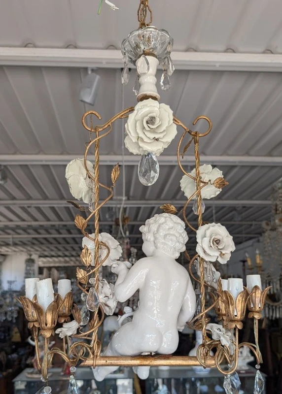 Lustre à 6 lumières avec putto en porcelaine, cristaux et roses – Années 50