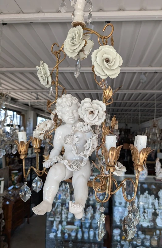 Lustre à 6 lumières avec putto en porcelaine, cristaux et roses – Années 50