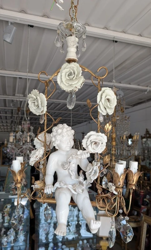 Lustre à 6 lumières avec putto en porcelaine, cristaux et roses – Années 50