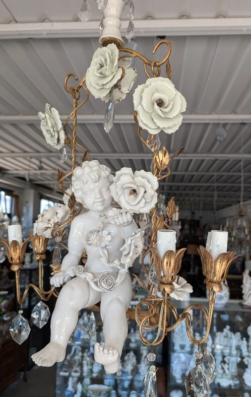 Lustre à 6 lumières avec putto en porcelaine, cristaux et roses – Années 50