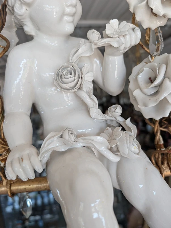 Lustre à 6 lumières avec putto en porcelaine, cristaux et roses – Années 50