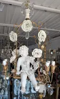 Lustre à 6 lumières avec putto en porcelaine, cristaux et roses – Années 50