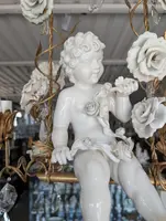 Lustre à 6 lumières avec putto en porcelaine, cristaux et roses – Années 50