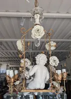 Lustre à 6 lumières avec putto en porcelaine, cristaux et roses – Années 50