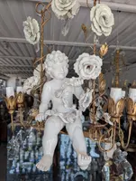 Lustre à 6 lumières avec putto en porcelaine, cristaux et roses – Années 50