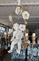 Lustre à 6 lumières avec putto en porcelaine, cristaux et roses – Années 50