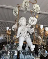 Lustre à 6 lumières avec putto en porcelaine, cristaux et roses – Années 50
