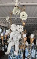 Lustre à 6 lumières avec putto en porcelaine, cristaux et roses – Années 50