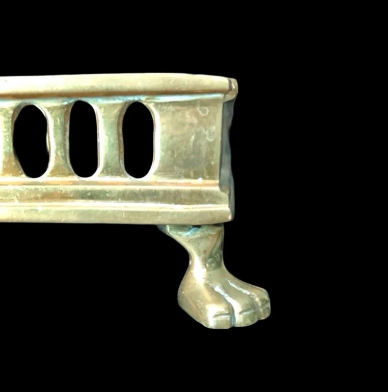 Calamaio-Servizio da scrittoio in bronzo con vassoio traforato a piedi leonini e vari pezzi