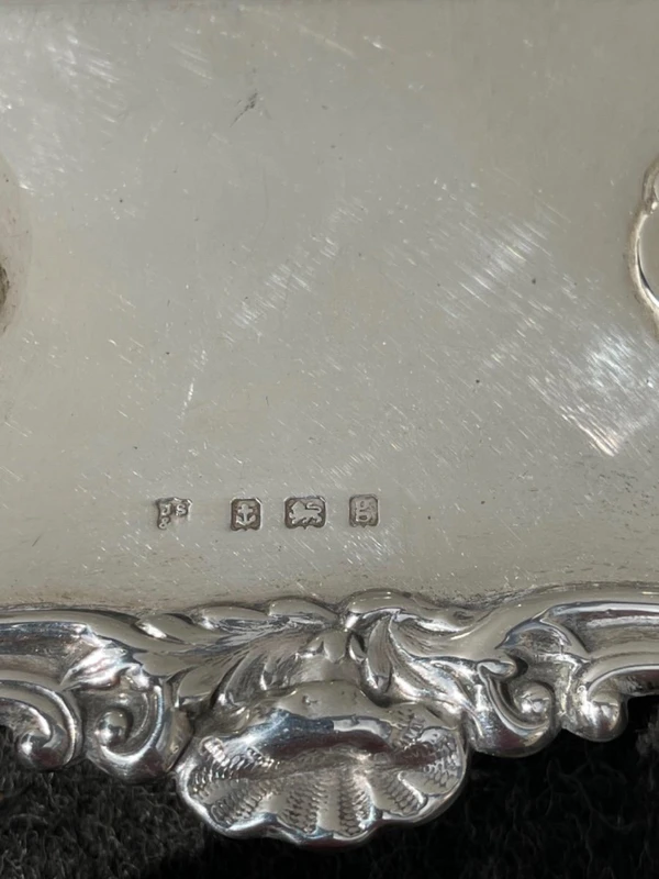 Calamaio in argento a piedi leonini e motivi rocaille e vegetali art nouveau.