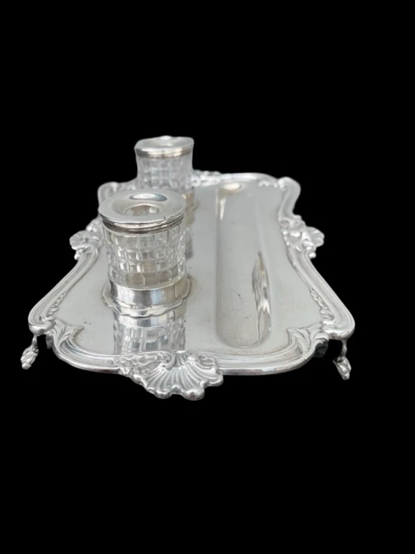 Calamaio in argento a piedi leonini e motivi rocaille e vegetali art nouveau.