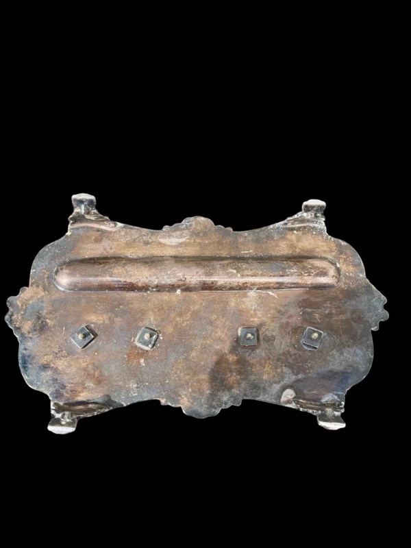 Calamaio in argento a piedi leonini e motivi rocaille e vegetali art nouveau.