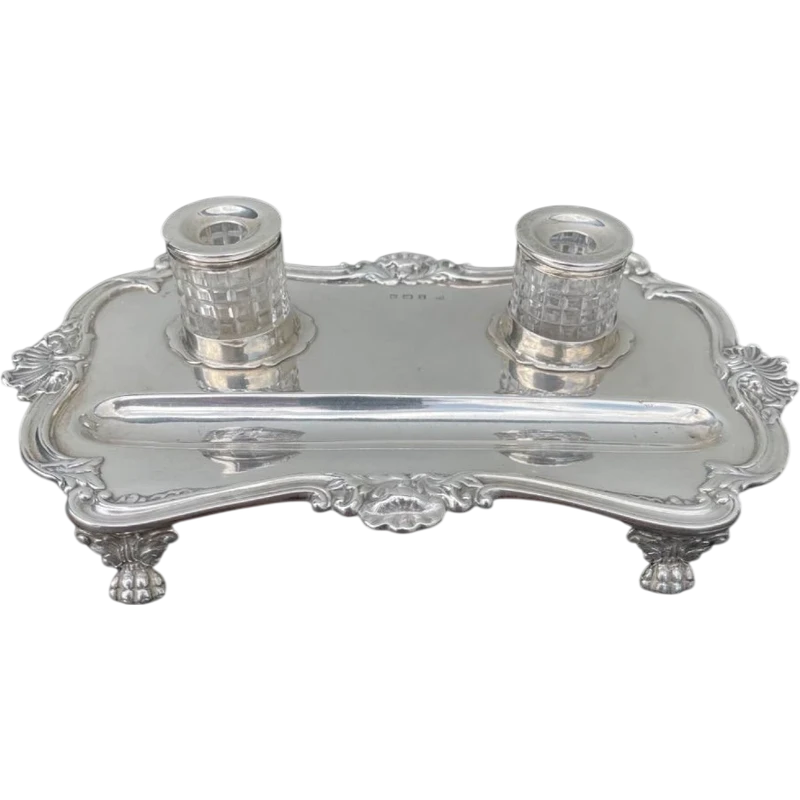 Calamaio in argento a piedi leonini e motivi rocaille e vegetali art nouveau.