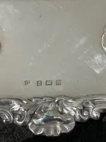 Calamaio in argento a piedi leonini e motivi rocaille e vegetali art nouveau.