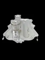 Calamaio in argento a piedi leonini e motivi rocaille e vegetali art nouveau.
