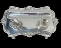 Calamaio in argento a piedi leonini e motivi rocaille e vegetali art nouveau.