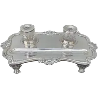 Calamaio in argento a piedi leonini e motivi rocaille e vegetali art nouveau.