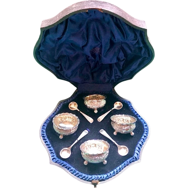 Servizio di 4 saliere in argento con decori floreali e rocaille  con scatola originale.