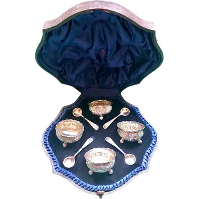 Set of 4 silver salt shakers with floral and rocaille decorations, with original box.