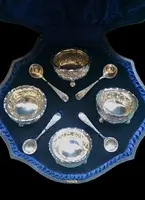 Servizio di 4 saliere in argento con decori floreali e rocaille  con scatola originale.
