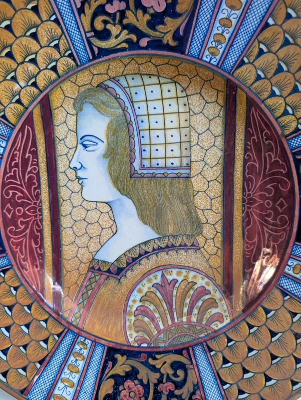 Large Rubboli-glazed plate with a Renaissance-style female profile – Gualdo Tadino, mid-19th century
