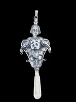 Sonaglio da bambino in argento con figura di fanciullo.Europa.