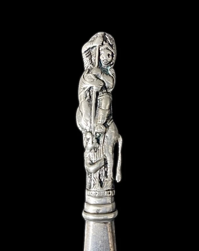 Tagliacarte in argento e tartaruga raffigurante San Giorgio e il drago.
