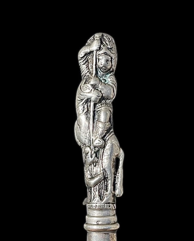 Tagliacarte in argento e tartaruga raffigurante San Giorgio e il drago.