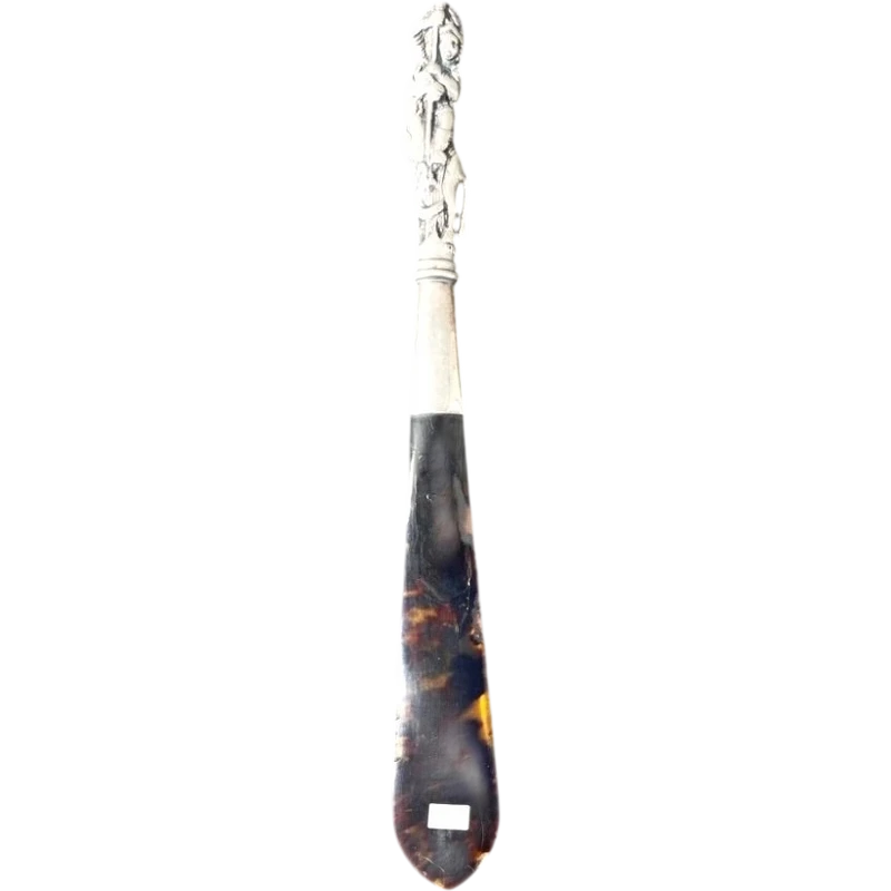 Tagliacarte in argento e tartaruga raffigurante San Giorgio e il drago.