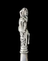 Tagliacarte in argento e tartaruga raffigurante San Giorgio e il drago.