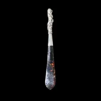 Tagliacarte in argento e tartaruga raffigurante San Giorgio e il drago.