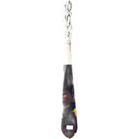 Tagliacarte in argento e tartaruga raffigurante San Giorgio e il drago.