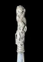Tagliacarte in argento e tartaruga raffigurante San Giorgio e il drago.
