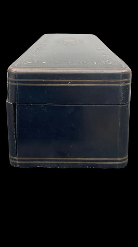 Boîte à gants en palissandre ébénisé, avec incrustations de laiton et de nacre