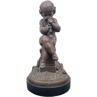Petite sculpture en bronze représentant un chérubin jouant de la flûte.