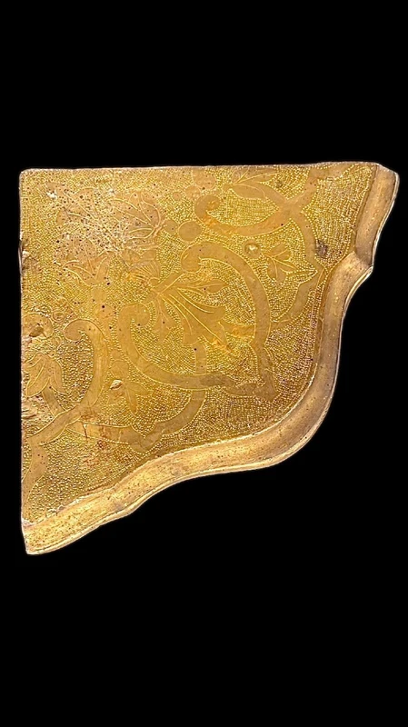 Carved and painted wooden corner shelf with an engraved top and gold-leaf details