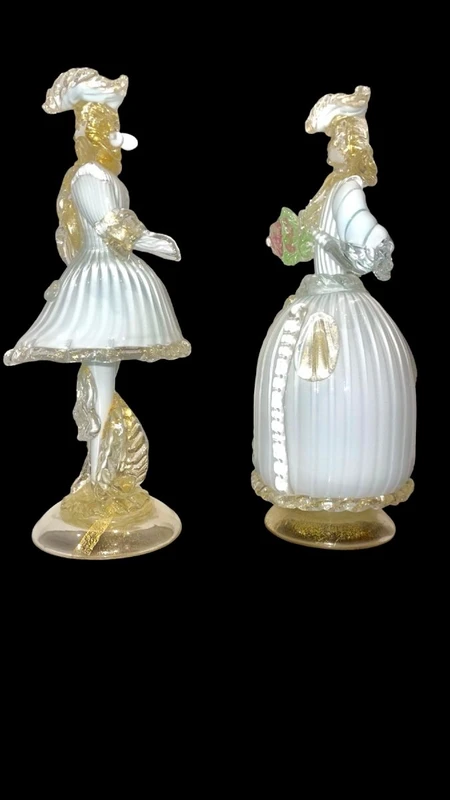 Coppia maschile e femminile - maschere goldoniane in vetro con foglia oro e lattimo.