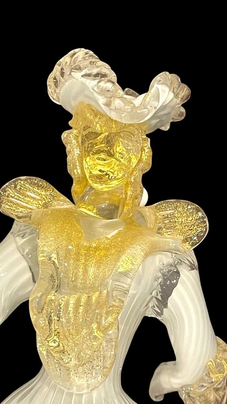Coppia maschile e femminile - maschere goldoniane in vetro con foglia oro e lattimo.