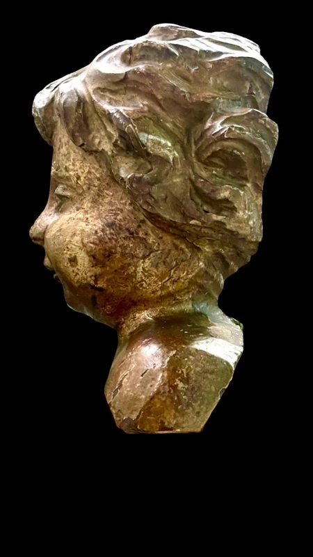 Busto di bambino in legno intagliato e dorato a mecca,montato su base lignea.