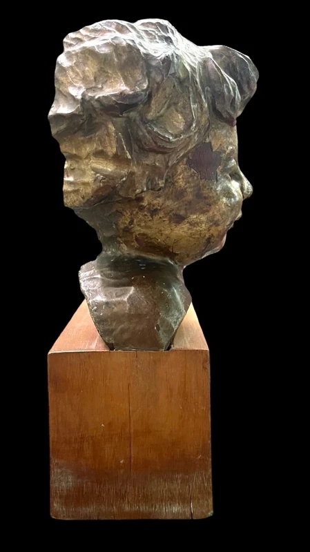 Busto di bambino in legno intagliato e dorato a mecca,montato su base lignea.