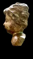 Busto di bambino in legno intagliato e dorato a mecca,montato su base lignea.