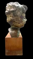 Busto di bambino in legno intagliato e dorato a mecca,montato su base lignea.