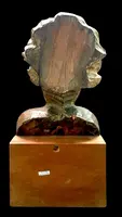 Busto di bambino in legno intagliato e dorato a mecca,montato su base lignea.